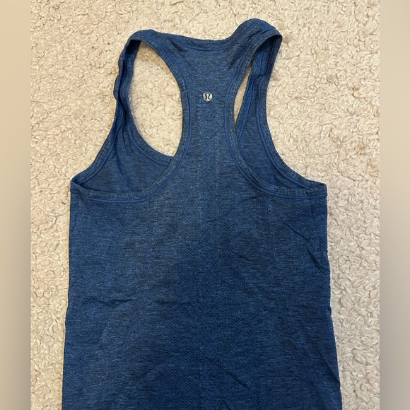 Lululemon blue workout tank size 4 - Picture 3 of 4